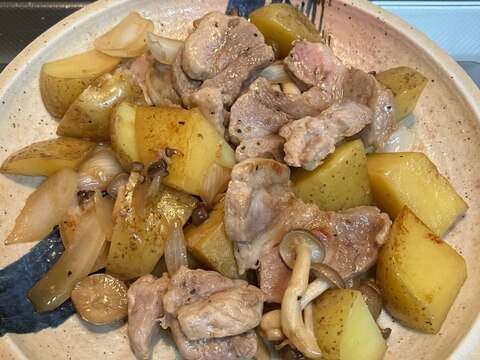 豚肉とジャガイモと玉ねぎとしめじのバター醤油炒め♪